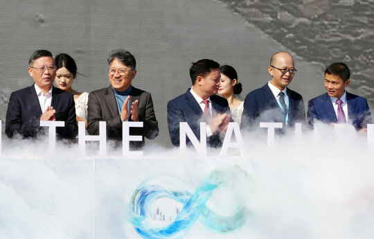 곽재선 KG모빌리티 회장(앞줄 왼쪽 두 번째)이 지난 20일 중국 우후시에서 IUCN(국제자연보전연맹)과 중국 체리자동차가 공동 개최한 ESG 협약식에서 관계자들과 기념 촬영을 하고 있다. KGM 제공